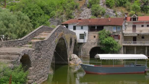 Karadağ 'daki Crnojevica Nehri üzerindeki kemerli köprü — Stok video