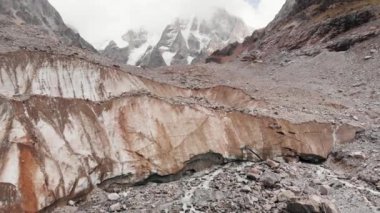 Gürcistan 'daki Chalaadi Buzul arazisinin insansız hava aracı görüntüsü