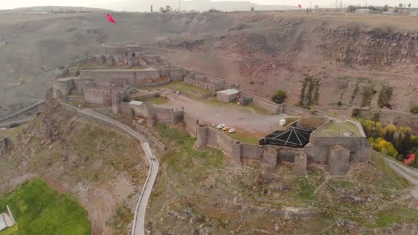 터키의 카르스 성 위를 날고 있는 터키 국기 주위를 날아다니는 모습. — 비디오