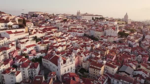 Panoramisch uitzicht vanuit de lucht op het centrum van Lissabon bij zonsopgang, Portugal — Stockvideo