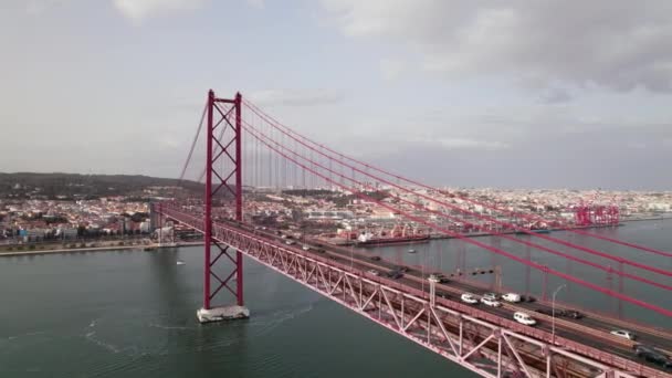 Vista panorâmica aérea sobre a Ponte 25 de Abril em Lisboa, Portugal — Vídeo de Stock