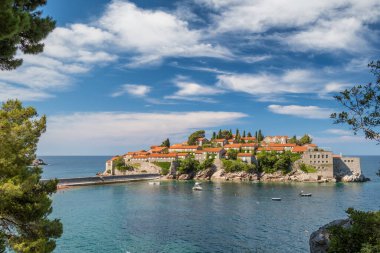 Budva 'daki Sveti Stefan adası güzel bir yaz gününde, Karadağ