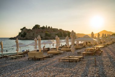 Karadağ 'ın Budva kentindeki Sveti Stefan adası yakınlarındaki lüks plaj..