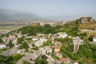 Güney Arnavutluk 'taki Cirokastra kentsel manzarası.