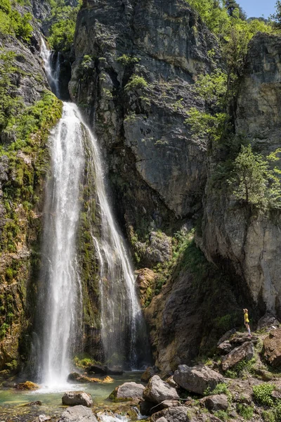 Hermosa cascada de Theth cerca de la aldea de Theth en las montañas albanesas — Foto de Stock