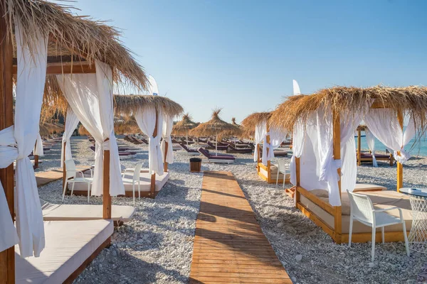 Letto spiaggia a baldacchino con tende bianche su una spiaggia vuota in estate — Foto Stock