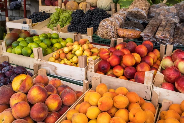 Barraca de mercado com frutas e legumes frescos — Fotografia de Stock