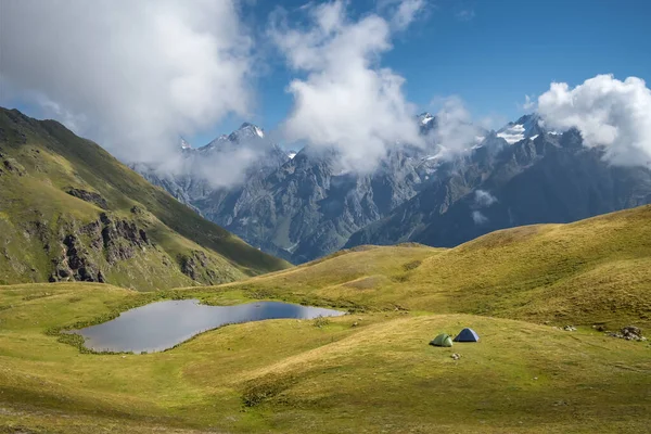 Landskap i Koruldi sjöar och Kaukasus bergen i Georgien — Stockfoto