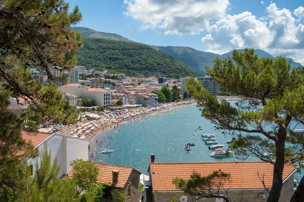 Karadağ 'ın Budva Sahili' nde güneşlenen ve yüzen insanlar