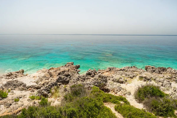 Hermosa y tranquila agua del mar Jónico en Albania — Foto de Stock