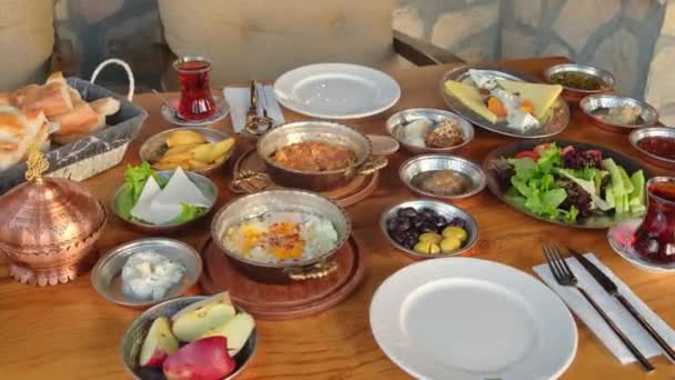 Παραδοσιακό πλούσιο τουρκικό πρωινό στο ξύλινο τραπέζι — Αρχείο Βίντεο