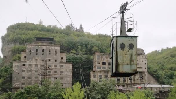 Velha cabine de teleférico industrial enferrujado em Chiatura mineiros cidade na Geórgia. — Vídeo de Stock