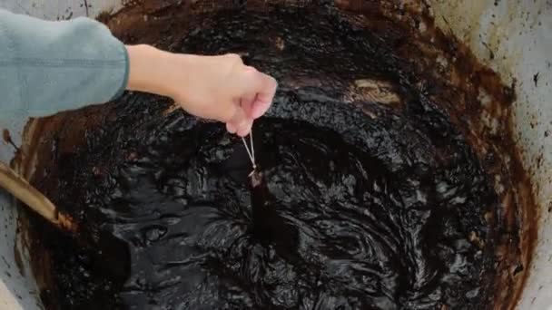 Mulher pendurada recém-feita tradicional georgiano doces Churchkhela para secar o sol — Vídeo de Stock