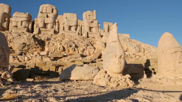 Antik szobrok a Nemrut hegyen napkeltekor Törökországban. — Stock videók