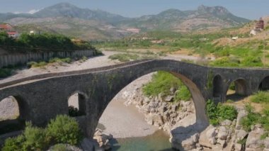 Arnavutluk 'un Şkoder kentindeki Kir Nehri üzerindeki Eski Osmanlı Mesi Köprüsü