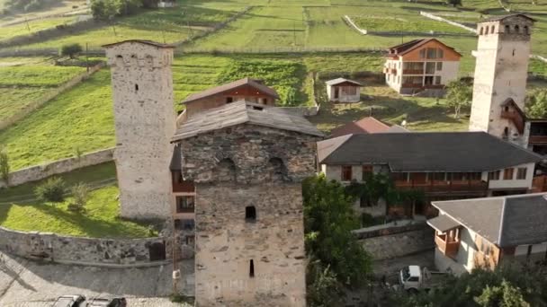 Pueblo con torres Svan tradicionales en las montañas del Cáucaso en Svaneti, Georgia — Vídeos de Stock