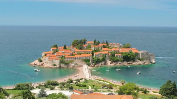 Insel Sveti Stefan in Budva an einem schönen Sommertag, Montenegro — Stockvideo