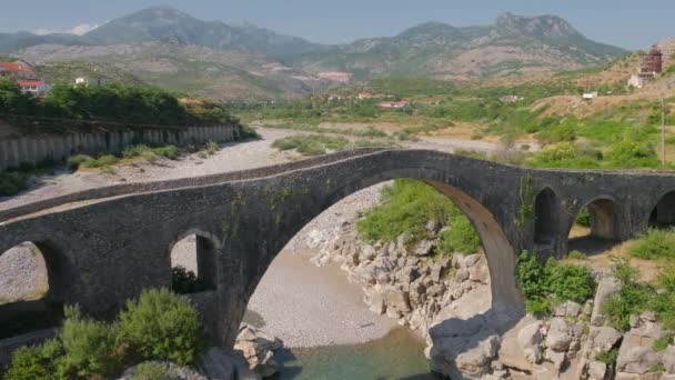 El viejo puente otomano Mesi sobre el río Kir, Shkoder, Albania — Vídeo de stock