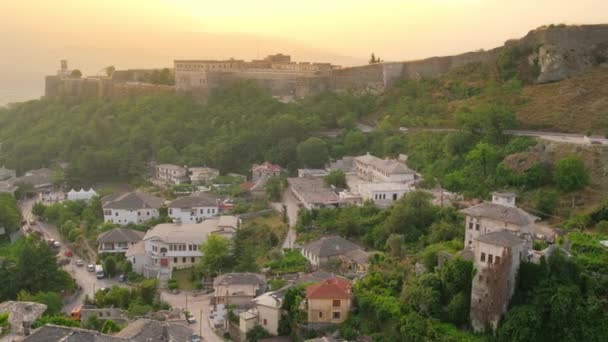 Gjirokastra városkép napkeltekor Dél-Albániában — Stock videók