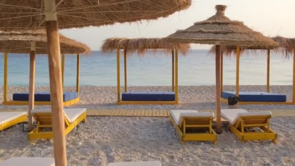 Vrchlík plážová postel s bílými závěsy na prázdné pláži v létě — Stock video
