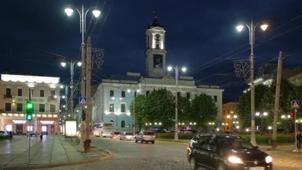 City Hal w centrum placu Czerniowce w nocy, Zachodnia Ukraina — Wideo stockowe