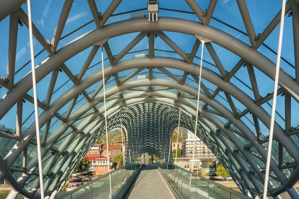 Tiflis, Gürcistan 'daki Modern Barış Köprüsü. Kimse yok. — Stok fotoğraf