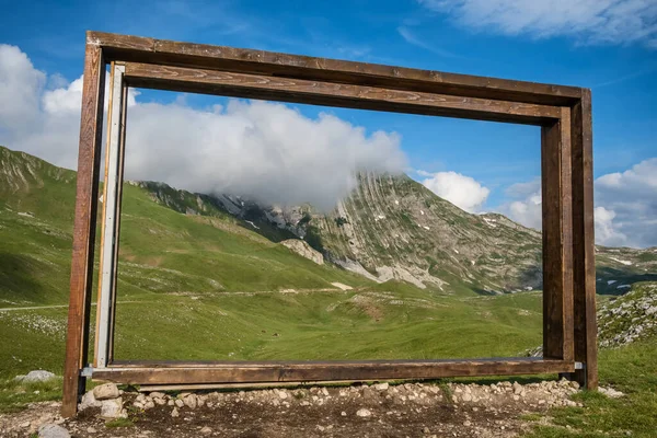 Rámeček v národním parku Durmitor, Černá Hora s krásným výhledem na hory — Stock fotografie