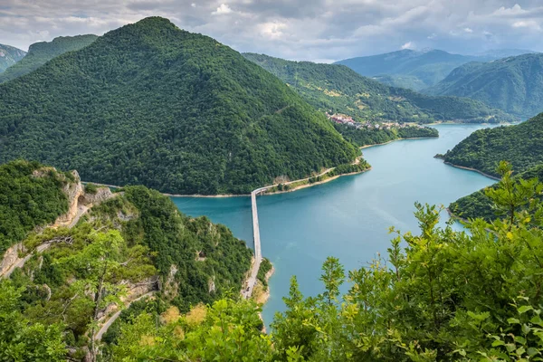 Karadağ 'ın Pluzine kentindeki Piva Kanyonunun manzarası. — Stok fotoğraf