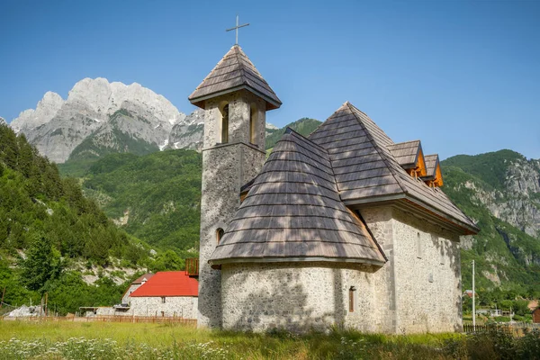 Kristna kyrkan i byn Theth i Prokletije bergen, Albanien. — Stockfoto