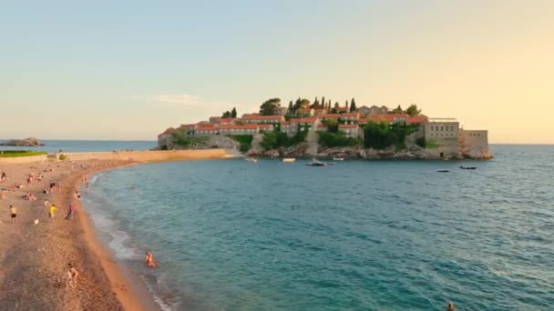 Sveti Stefan eiland in Budva op mooie zomerdag, Montenegro — Stockvideo