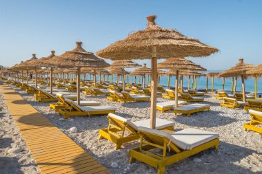 Şemsiyeli ve güneşlikli güzel boş kumsallar.