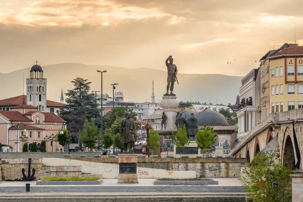 Harcos emlékmű és egyéb szobrok Szkopje belvárosában nyáron — Stock Fotó