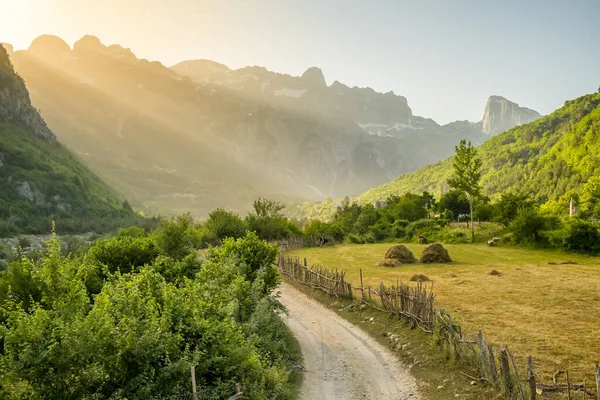 Landschap van het Theth dorp in Prokletije Mountains bij zonsondergang, Albanië. — Stockfoto