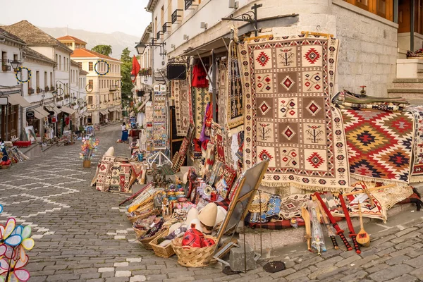 Negozio di souvenirs nel centro storico di Gjirokaster in Albania. — Foto Stock