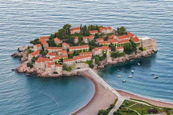 Sveti Stefan isla en Budva en hermoso día de verano, Montenegro — Foto de Stock