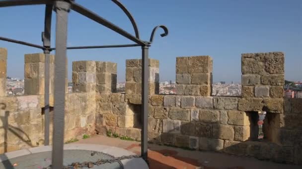 Cityscape of Lisbon terlihat dari kastil Saint George pada hari yang cerah — Stok Video