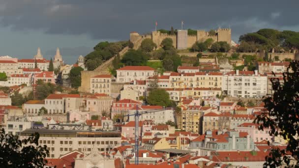Lisbon, Portugal cityscape with historic Sao Jorge Castle and old town at sunset — ストック動画