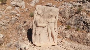 Commagene Kralı Antiochus Türkiye 'de Herkül ile el sıkışıyor