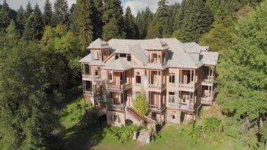 Shovi Köyü, Racha, Georgia 'daki eski ahşap evde hava manzaralı.