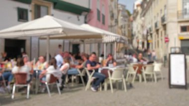 Geleneksel Avrupa açık hava kafesinin odaklanmış görünümü