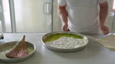 Geleneksel Türk baklavası pişirme süreci