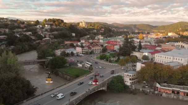 Вид с воздуха на город Кутаиси на закате солнца в Грузии — стоковое видео