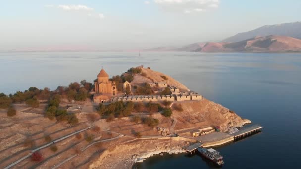 De kathedraal van het Heilig Kruis op Akdamar Eiland aan het Van meer in Turkije — Stockvideo