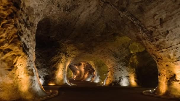 POV a piedi in una grotta di sale Tuz Terapi Merkezi a Tuzluca, Turchia orientale — Video Stock