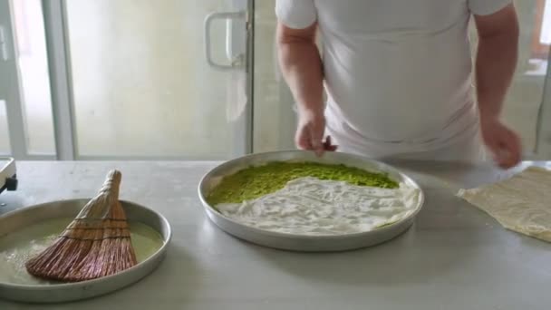 Proces van het koken van traditionele Turkse baklava gebak — Stockvideo