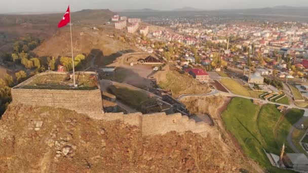 Flyger runt av den turkiska flaggan över slottet Kars i Turkiet. — Stockvideo
