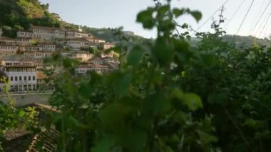 Arnavutluk 'un tarihi Berat kentinin eski geleneksel evleri yazın