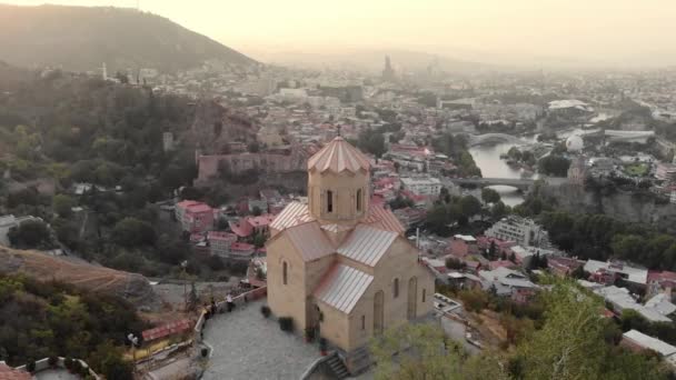 Igreja Ortodoxa Georgiana com a paisagem urbana de Tbilisi no fundo, Geórgia. — Vídeo de Stock