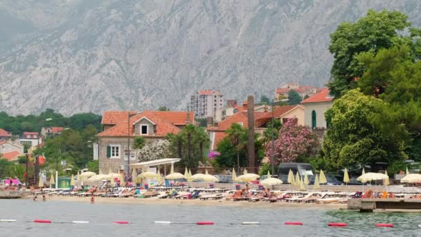 Plaża miejska Kotor w zatoce Kotor, Adriatyk, Czarnogóra — Wideo stockowe