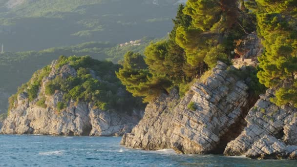 Belle côte rocheuse de l'Adriatique près de la ville de Budva au coucher du soleil, Monténégro. — Video